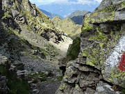 58 Il sentiero ben bollato di fresco  discende per canale pietroso  